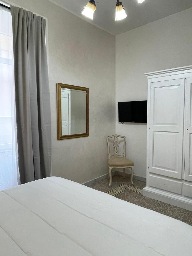 Hotel La Casa In Centro Salerno Exterior foto